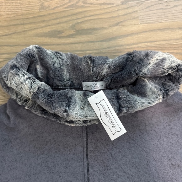 NWT  gray/black fur collar and cuff poncho jacket - size S/M - Picture 2 of 6